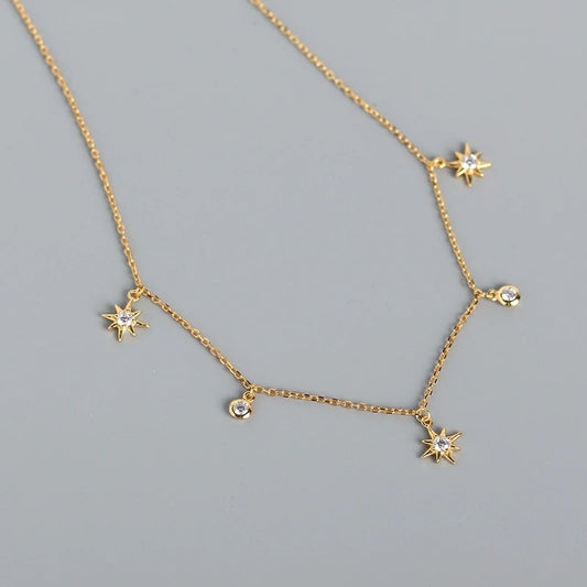 Feine Halskette mit Sternen