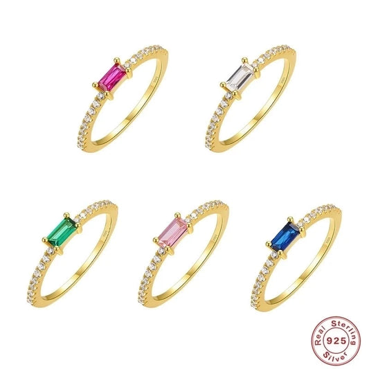 Ring mit farblichem Stein