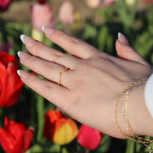 V-förmiger Ring mit glänzenden Steinen