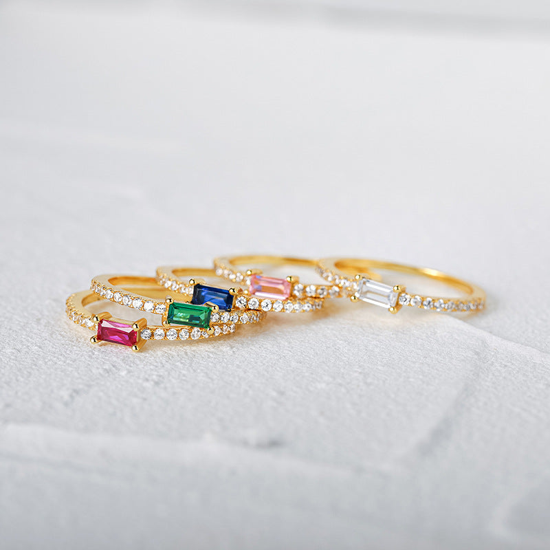 Ring mit farblichem Stein