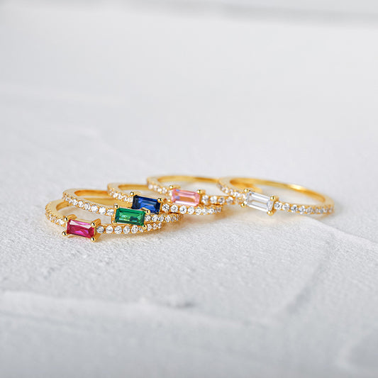 Ring mit farblichem Stein