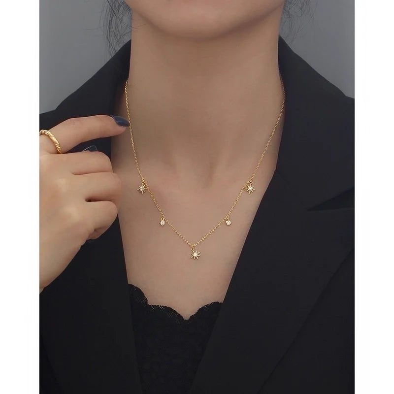 Feine Halskette mit Sternen