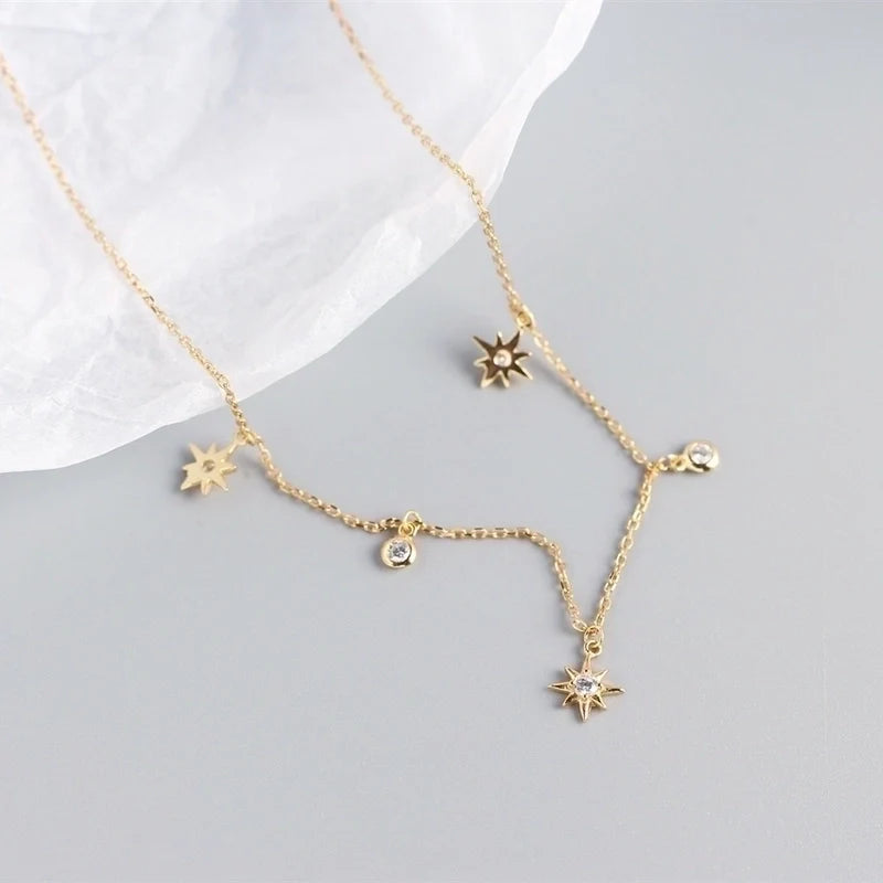 Feine Halskette mit Sternen