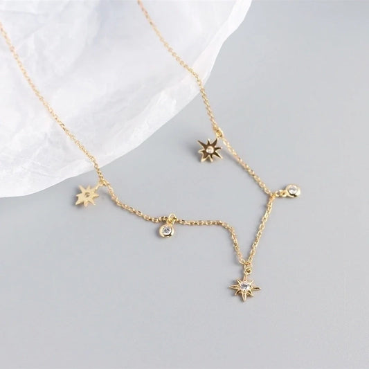 Feine Halskette mit Sternen