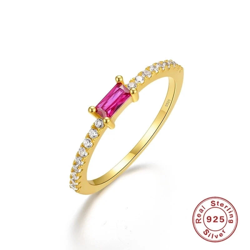 Ring mit farblichem Stein