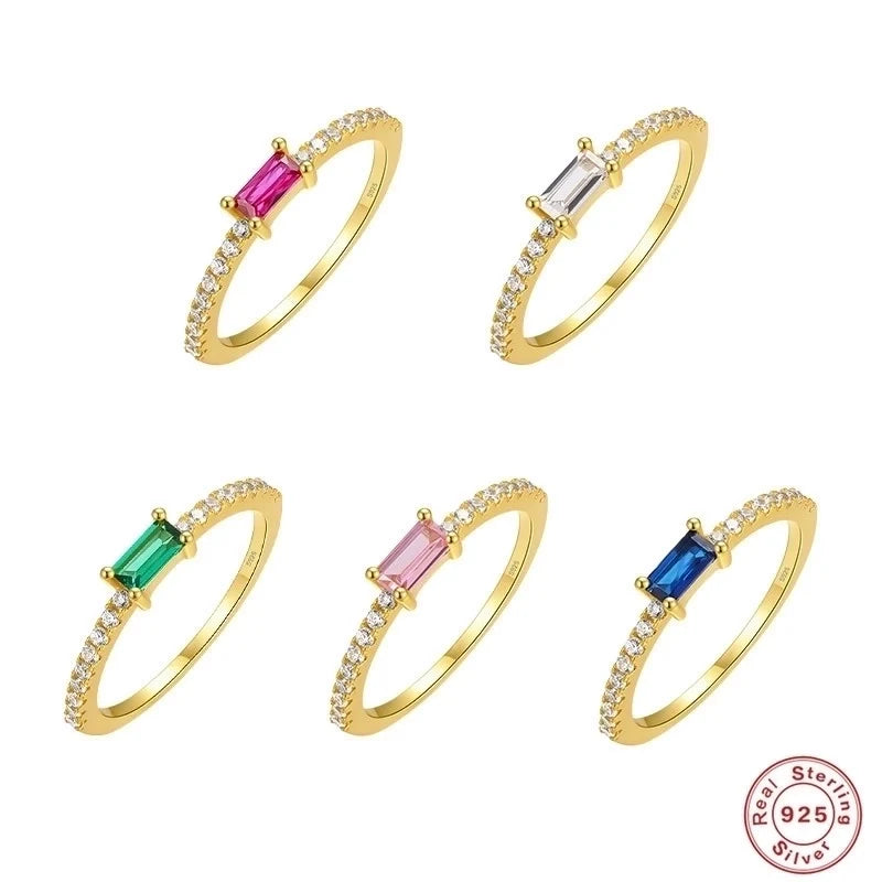 Ring mit farblichem Stein