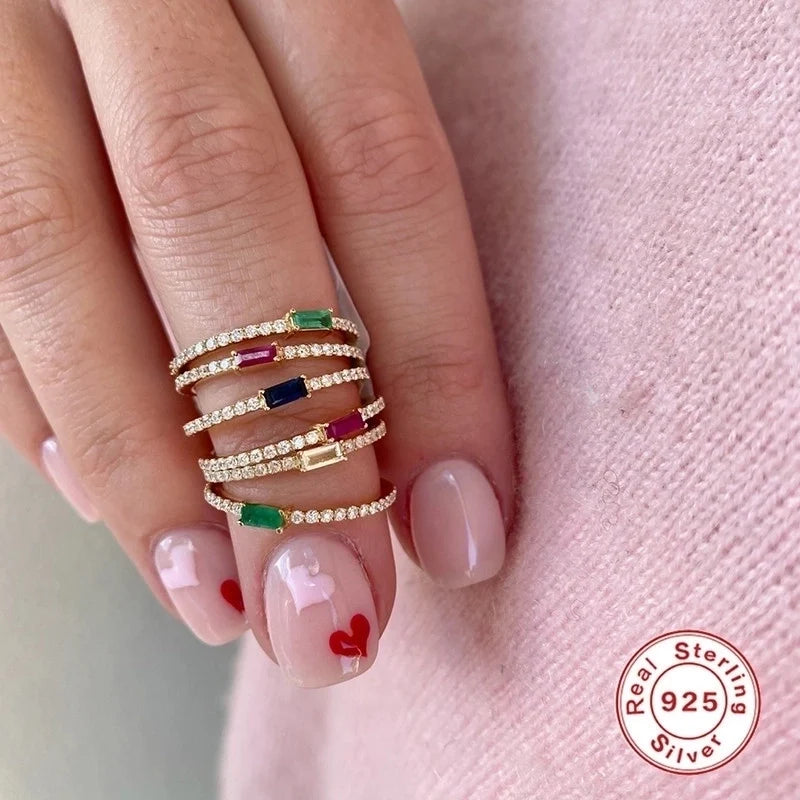 Ring mit farblichem Stein